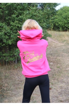 Bleik hettupeysa með gylltu merki á baki